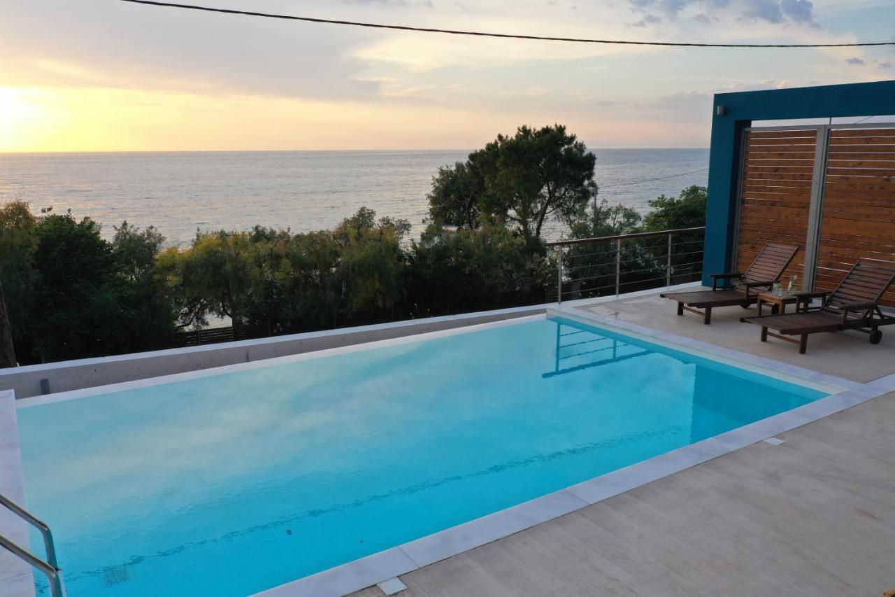 Capro - Milos Bay Villas Ayios Nikitas Bagian luar foto